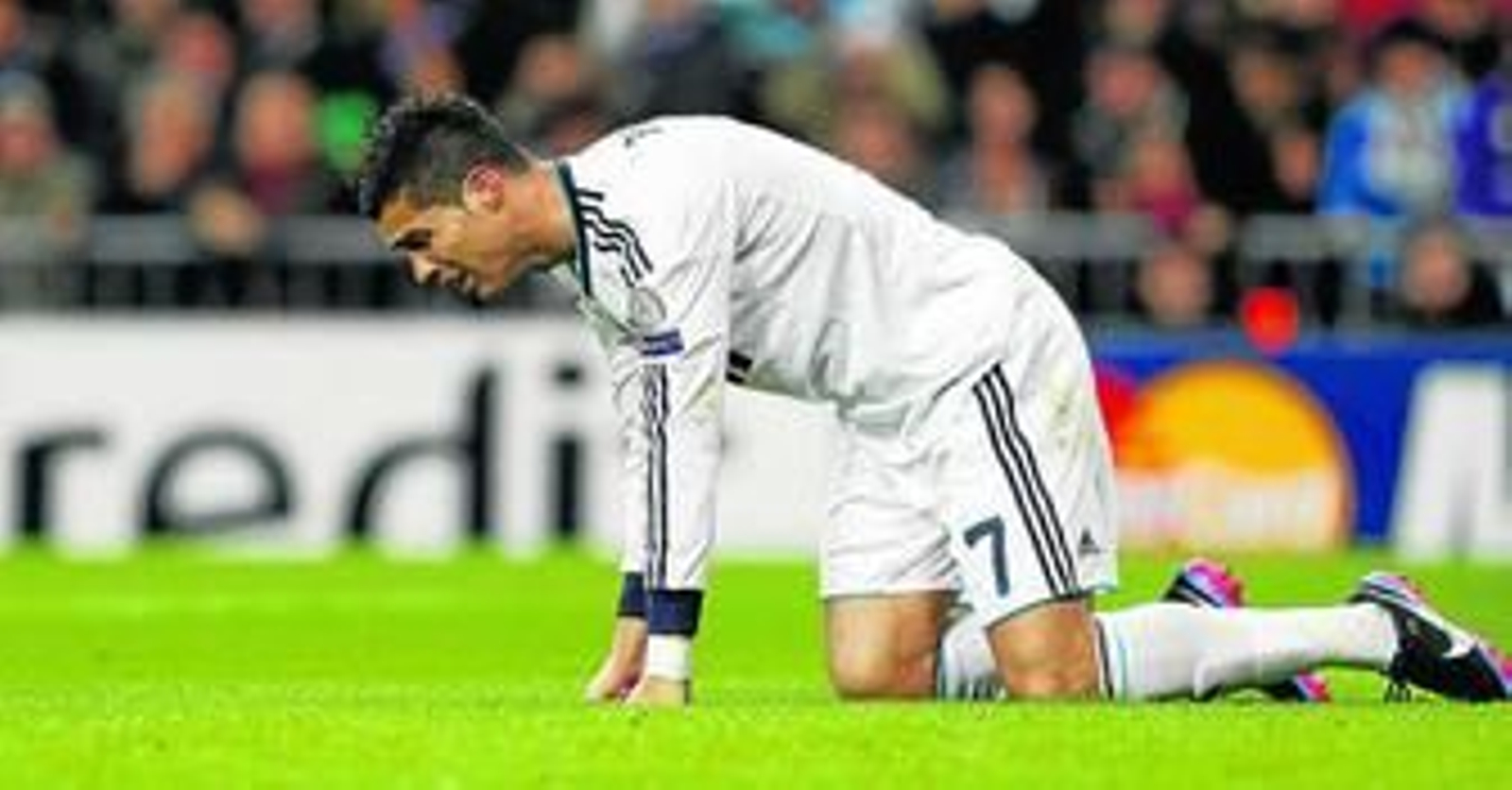 Cristiano Ronaldo, que no tuvo su día ni atraviesa un buen momento de juego, se lamenta de rodillas sobre el césped del Santiago Bernabéu.
