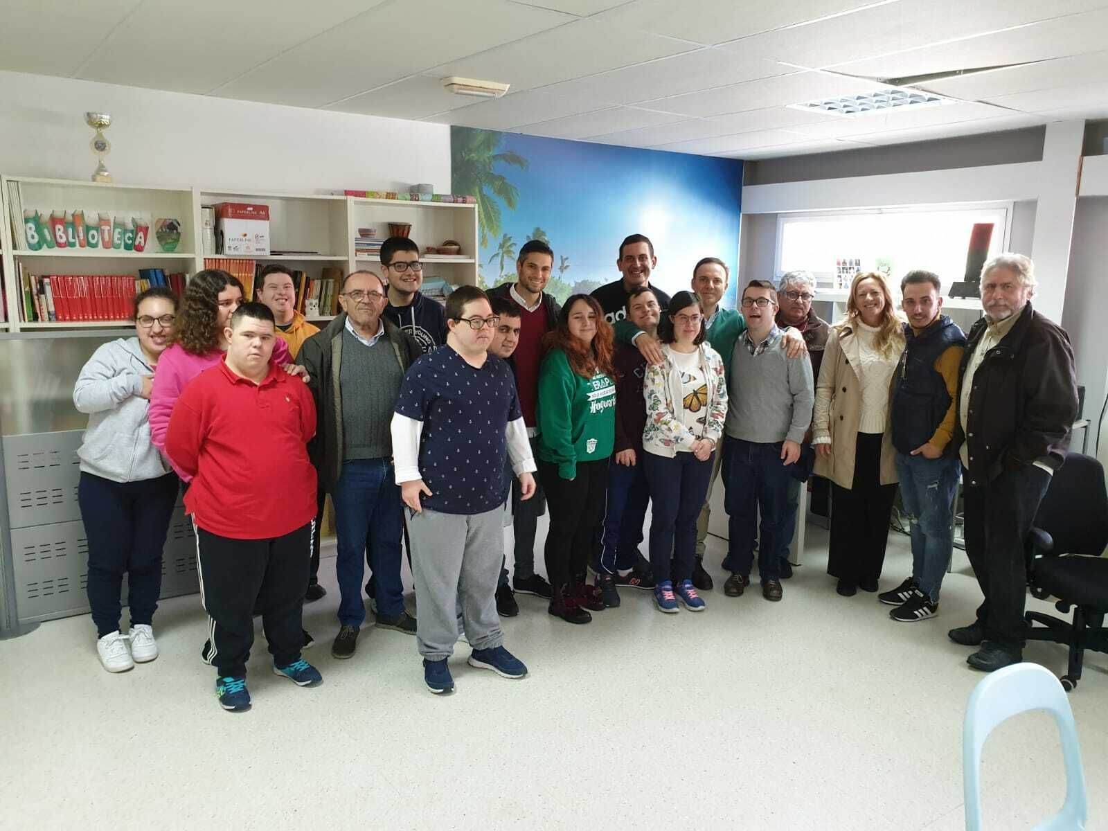 Los concejales del PSOE junto con el grupo de usuarios de Apadeni.