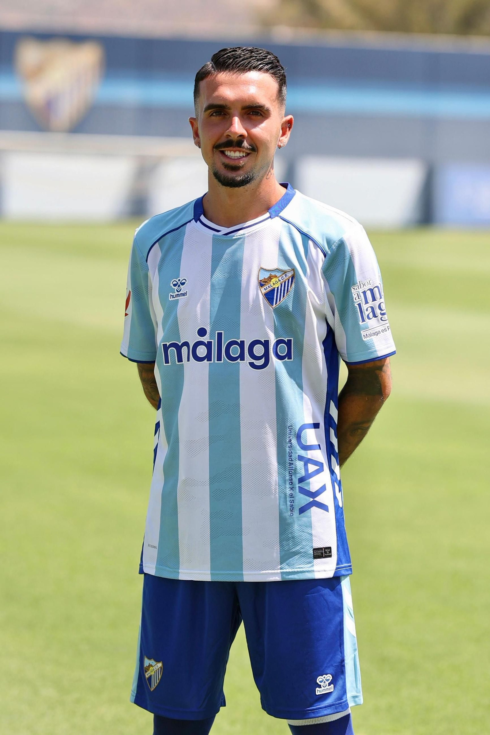 Joaquín Muñoz, radiante y con su gente en su primer día de malaguista