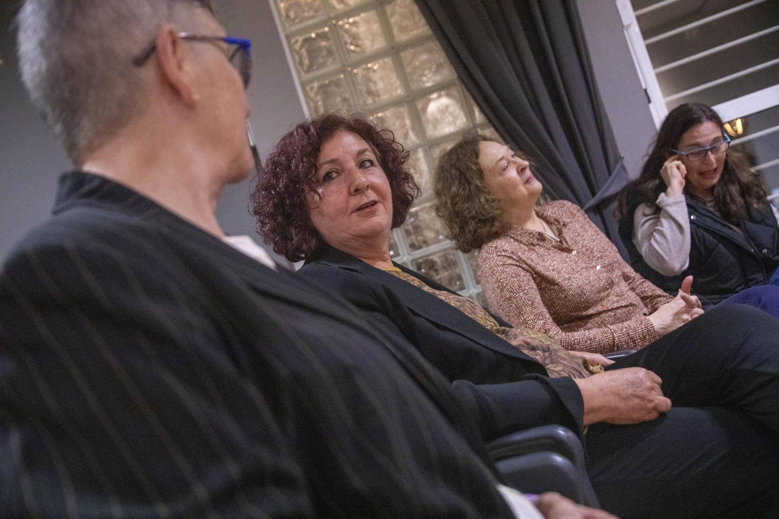 La Plataforma de Acción Feminista en Almería rinde homenaje a las mujeres de la Desbandá con su II Premio ‘Posidonia’ a Loli Sierra, vicepresidenta de la Asociación Memorialista de la Desbandá, en imágenes