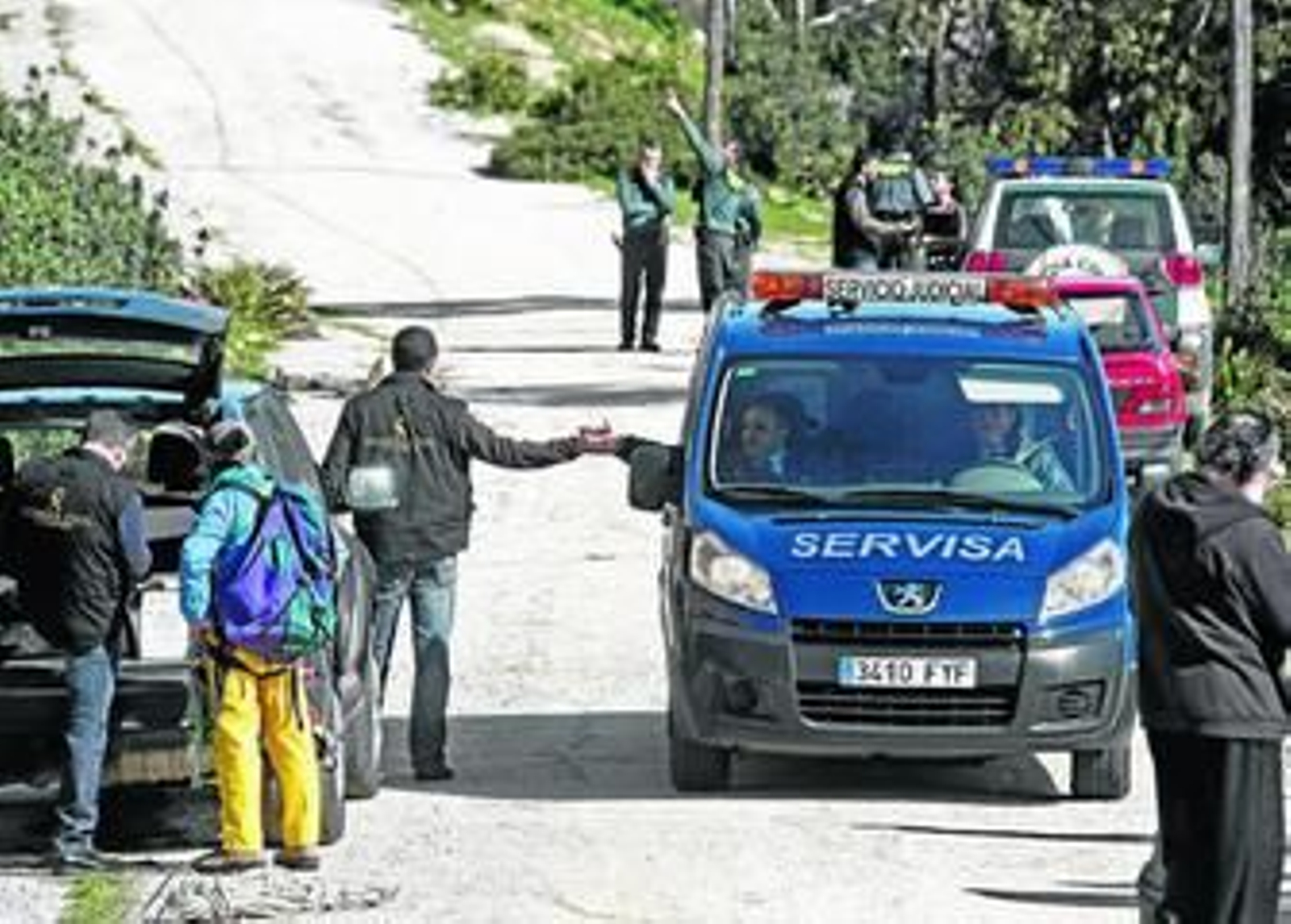 Uno de los empleados de la funeraria se despide de un agente de la Guardia Civil tras recoger los restos mortales de Iván Silva, ayer en Bolonia.