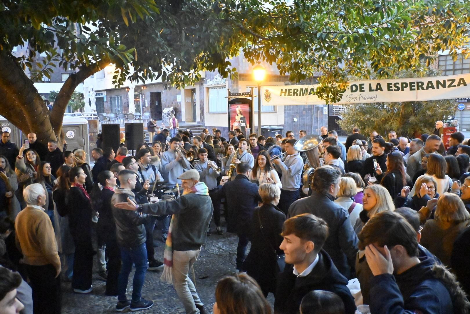 Las imágenes de la Zambomba de la Hermandad de la Esperanza en la Plaza Niña