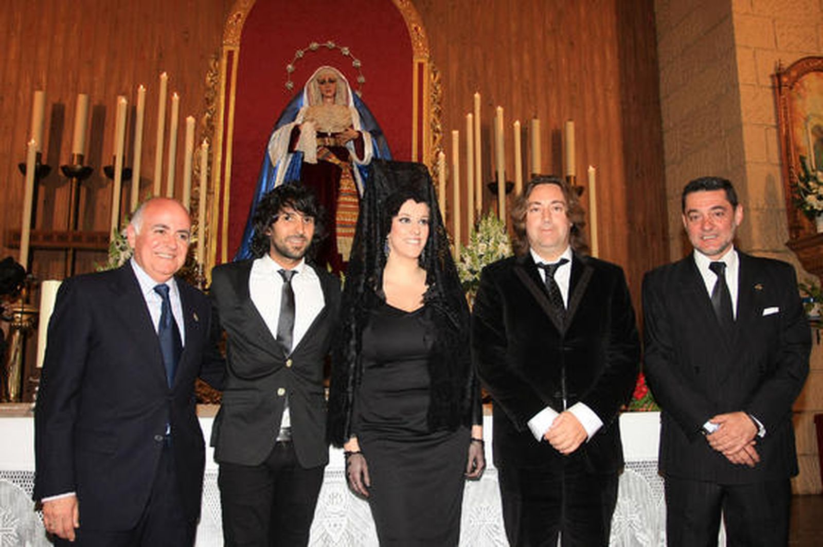 Arcángel, Argentina y Pepe 'El Marismeño' cantan la disertación del jefe de Cultura de 'Huelva Información', Eduardo Sugrañes. / Alberto Domínguez