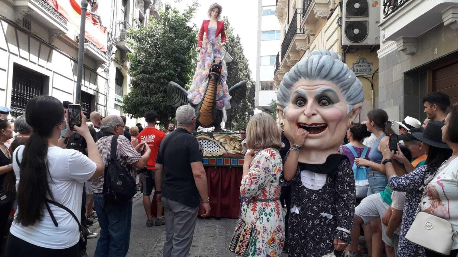 La Tarasca, durante su desfile este Corpus 2022 en la calle Cárcel Baja.