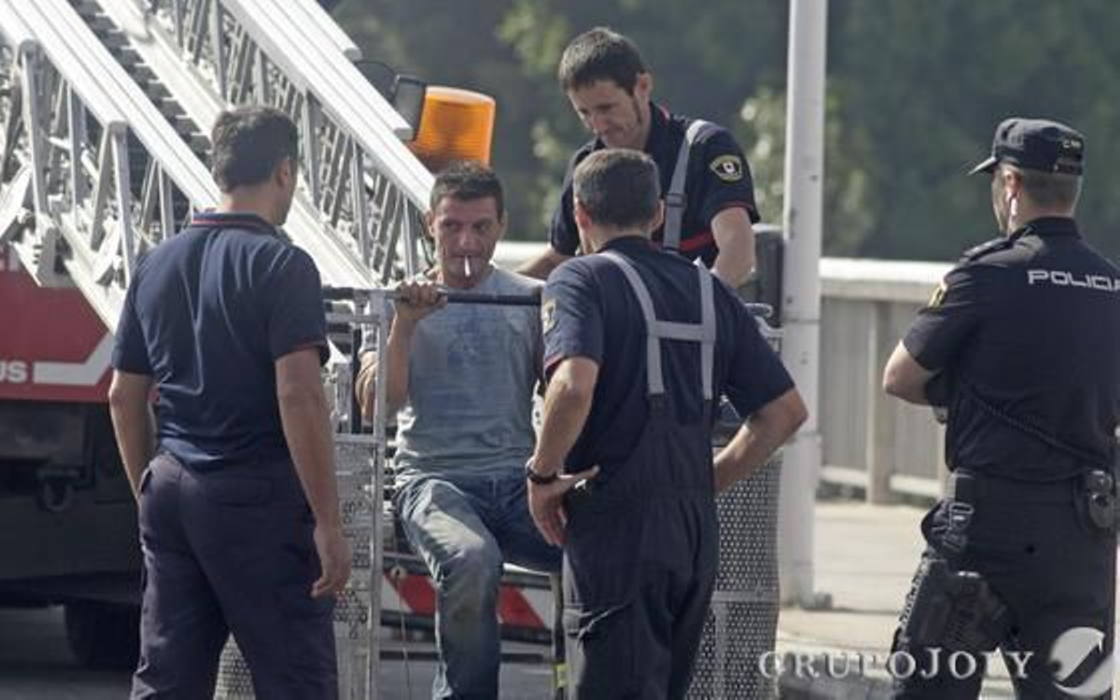 Momento en el que los bomberos se disponen a subir para bajar al detenido.

Foto: Antonio Pizarro