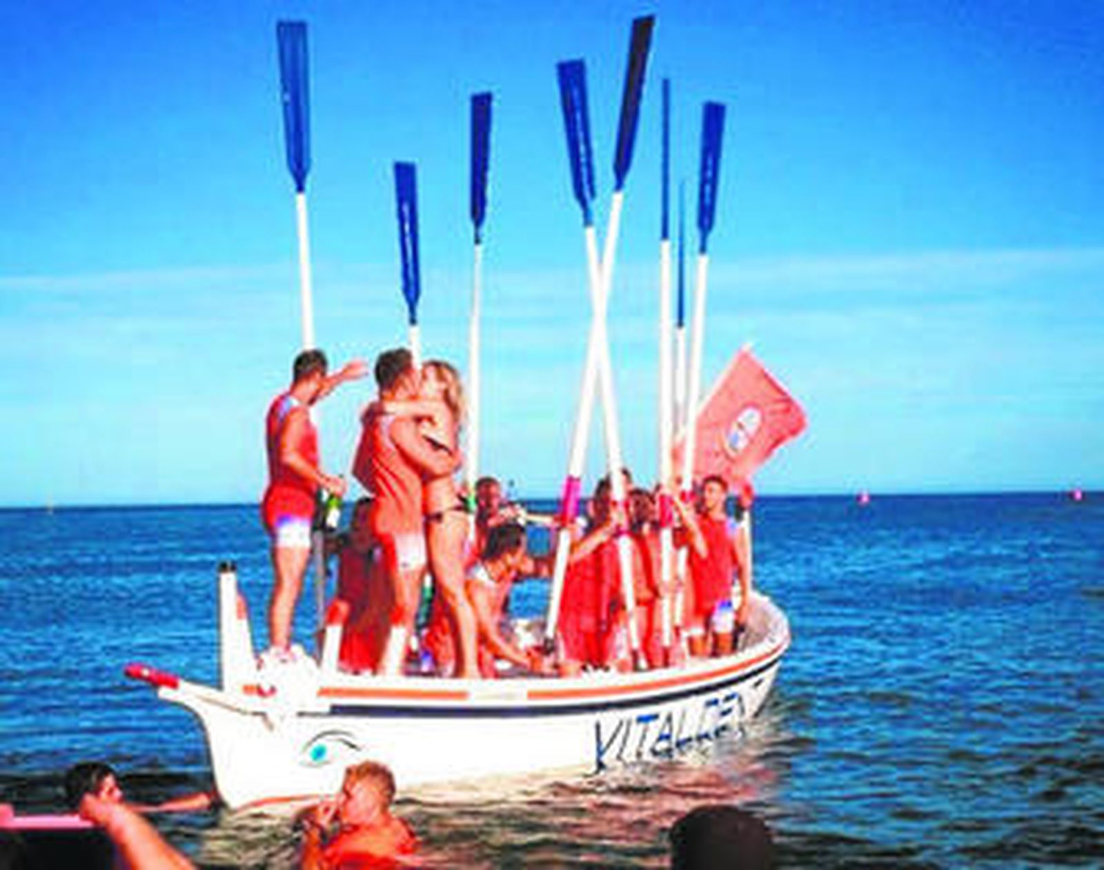 Rubén Martín y Beatriz Granados se besan tras aceptar ésta la propuesta de matrimonio.