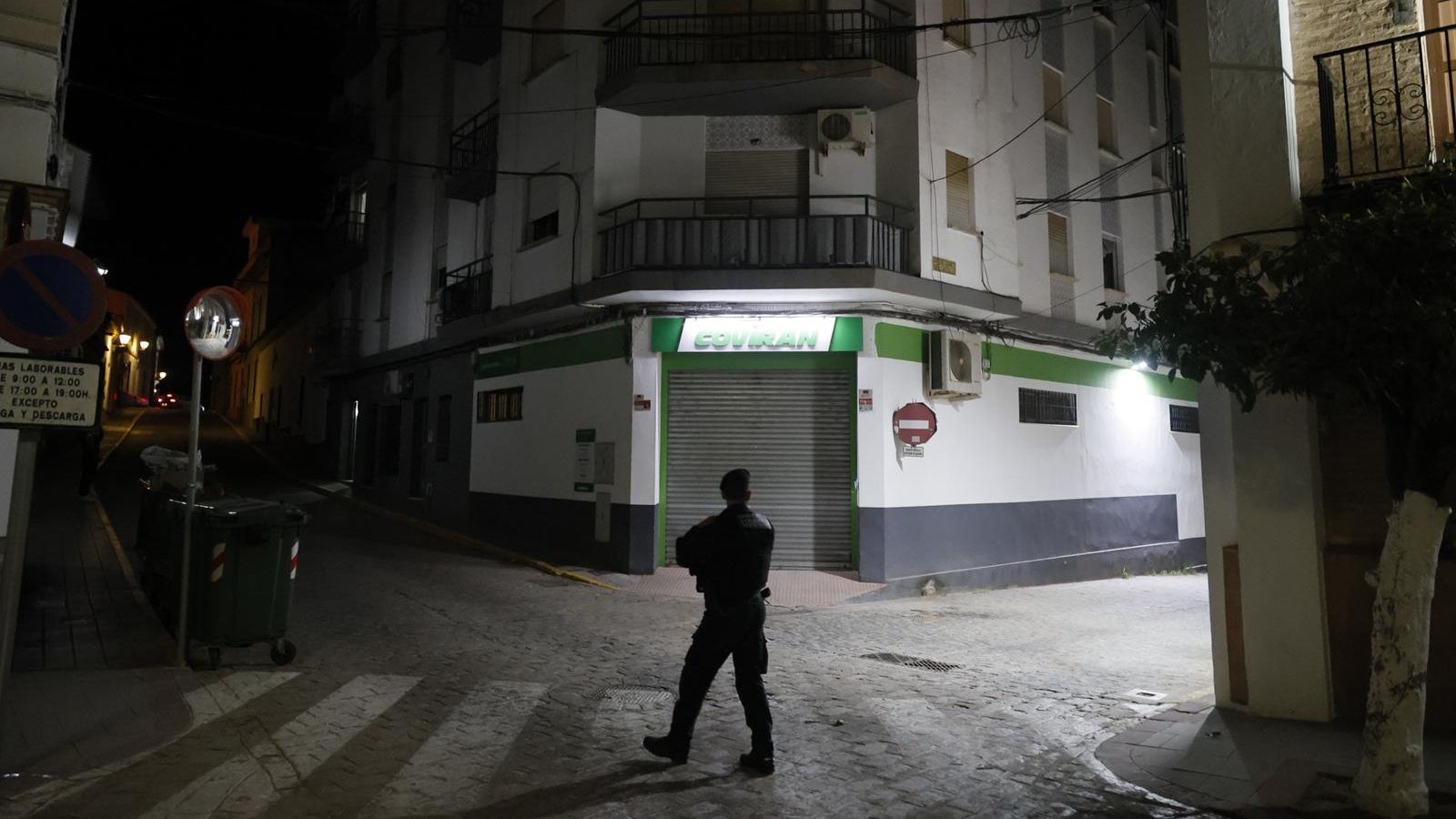 Un agente de la Guardia Civil en la calle de Aznalcóllar donde este lunes se ha atrincherado un ciudadado palestilo