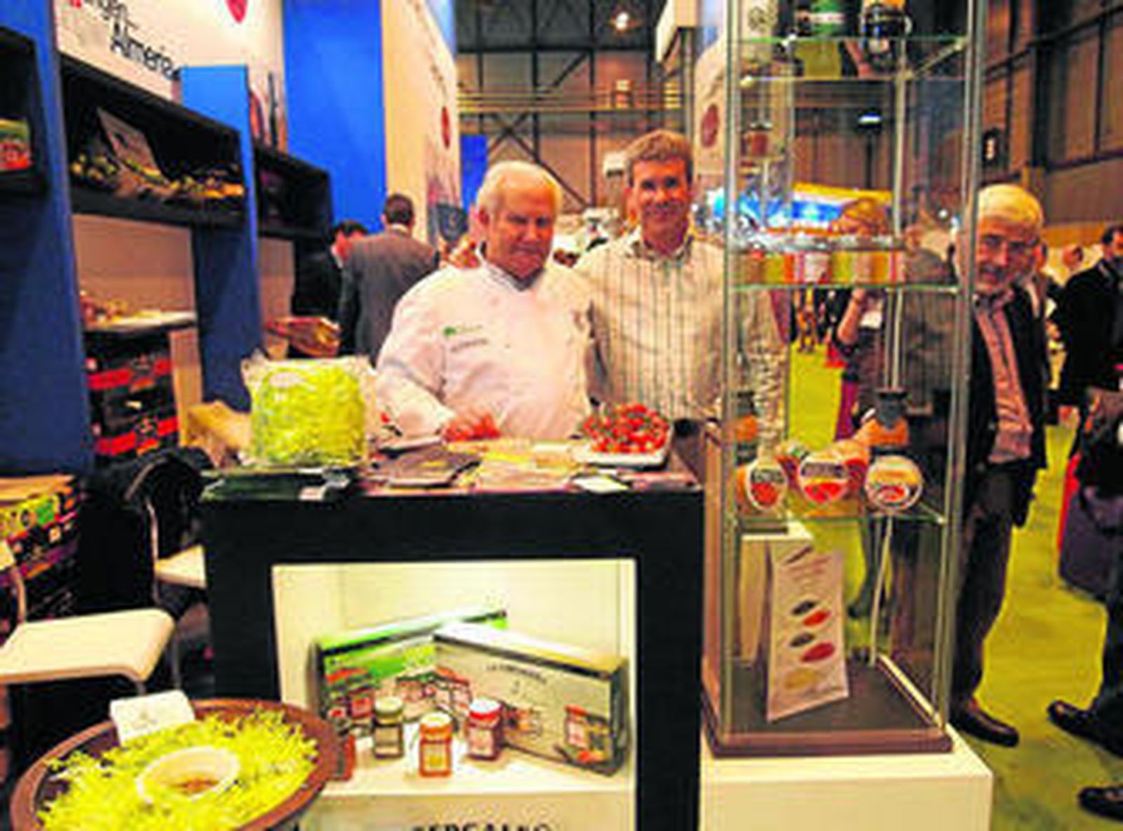 El chef Antonio Gázquez y Pedro Caparrós ayer en la feria.