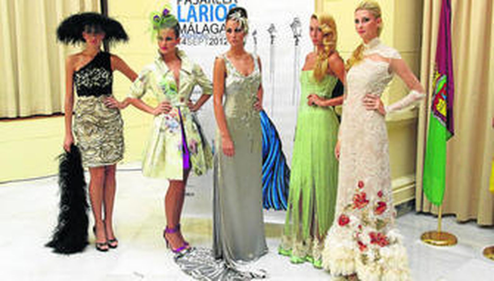 Jesús Segado se decanta por las trasparencias en color crudo y Ángel Palazuelos presenta un vestido de cola plateado. 5. Los tocados resaltan los vestidos y las miradas.