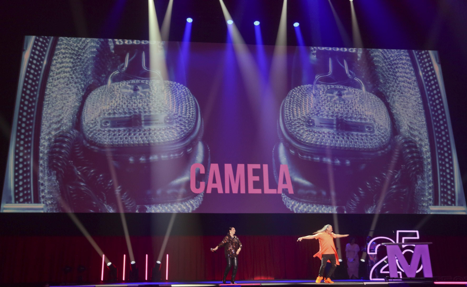 Camela despidieron la gala de inauguración con 'Lágrimas de amor'.