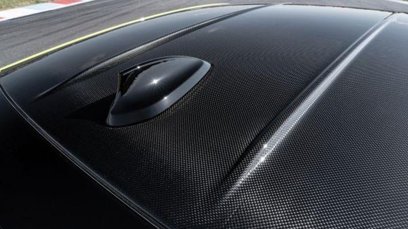 El techo es, de serie, de fibra de carbono; aunque como opción sin cargo puede elegirse uno de acero con una parte de él practicable.