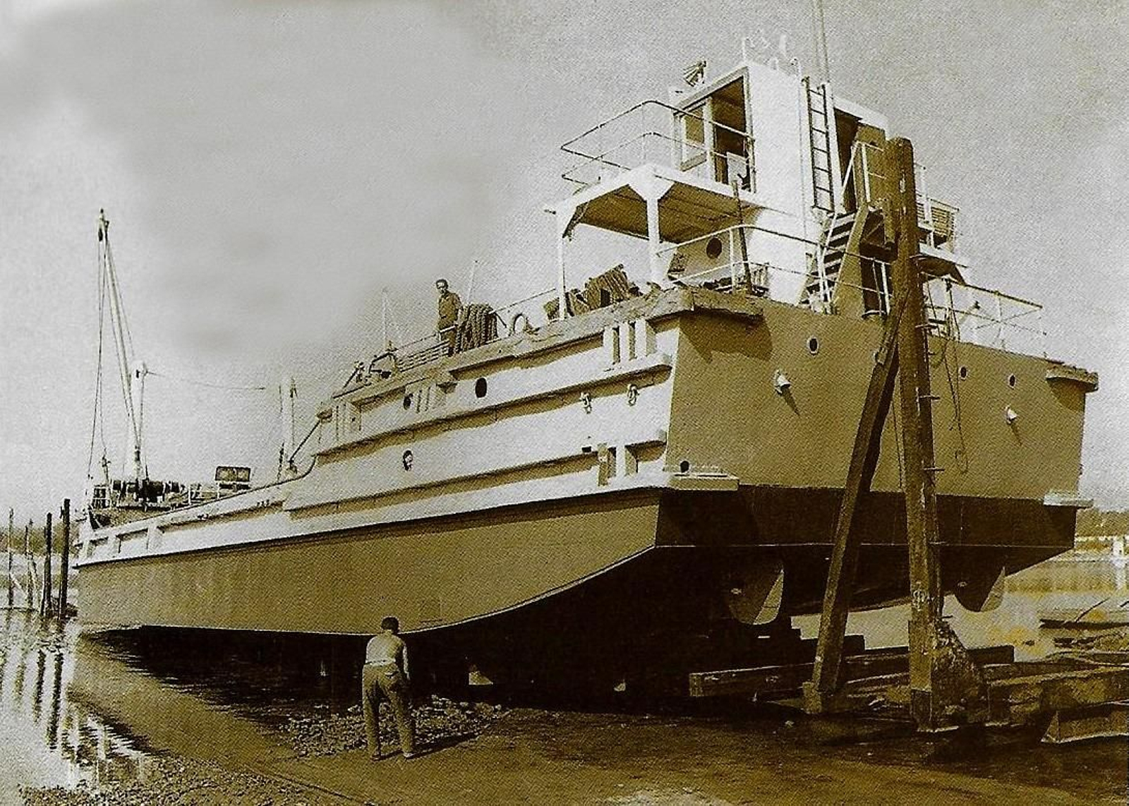 La barcaza 'Caracola' en el varadero de la Isla Verde en el año 1965 (Archivo de la APBA).