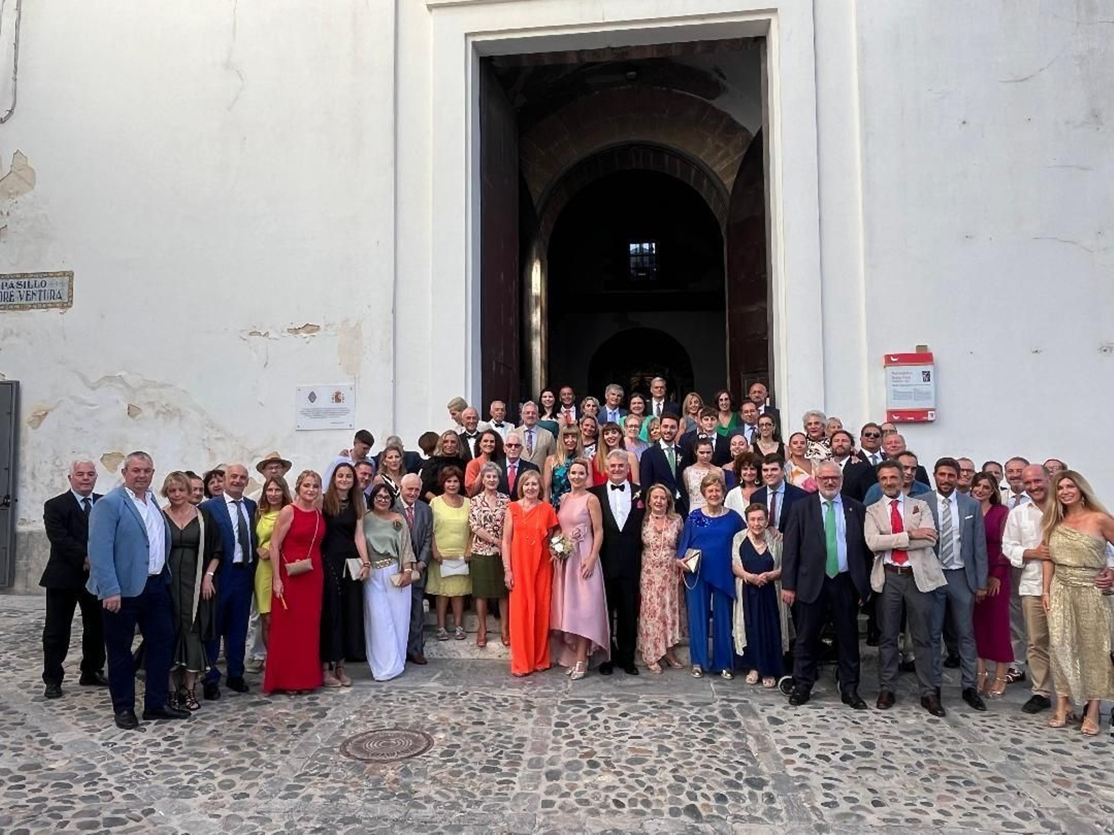 José Luis Ortiz Miranda y Susana Gener Rodríguez con sus hijos José Luis y Susana y con todo el grupo de familiares e invitados tras finalizar la ceremonia religiosa de la renovación de sus votos matrimoniales en la iglesia de Santa Cruz.