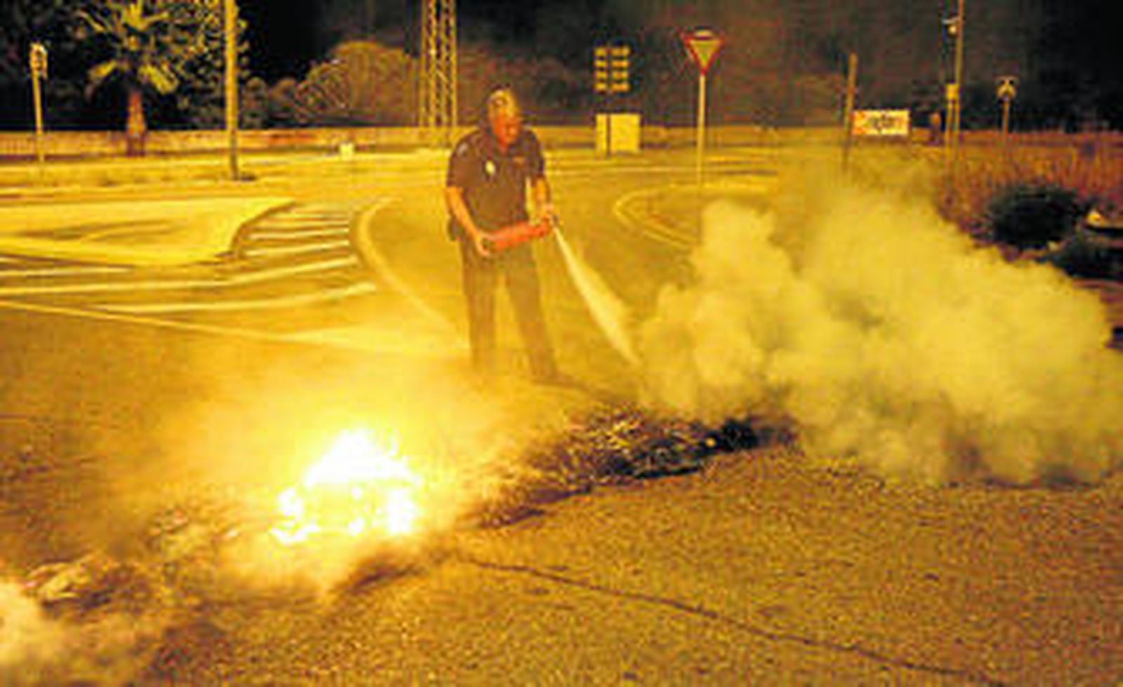 1. Un policía apaga con un extintor los restos de una quema de neumáticos en Las Quemadas. 2. El sindicalista que resultó herido en la Torrecilla al tratar de detener a un vehículos que quería llegar a su lugar de trabajo. 3. Piquete ubicado en la entrada al polígono de Quintos, junto a La Golondrina. 4. La Policía Local vigila el piquete de la fábrica ABB.