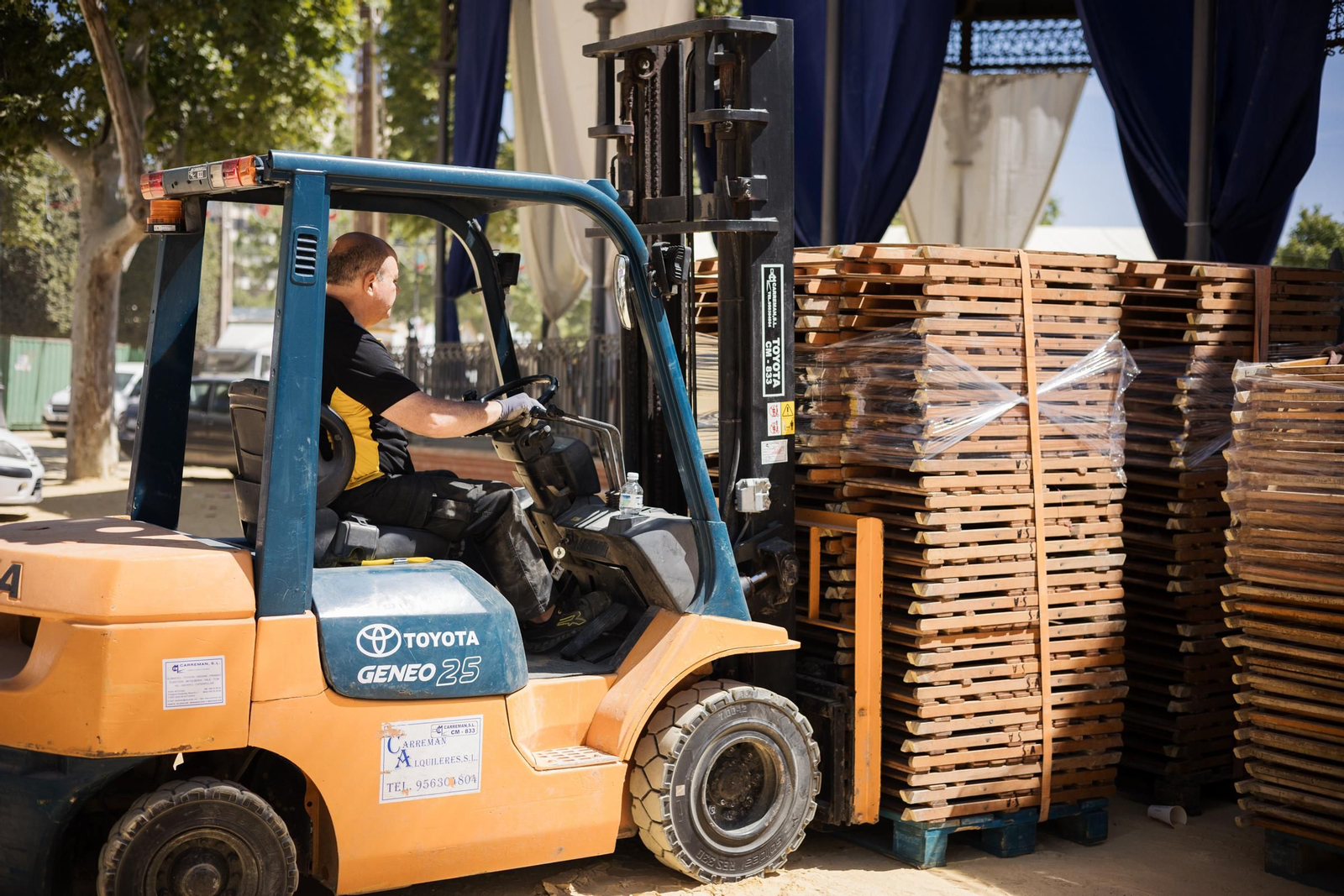 El inicio del desmontaje de la Feria de Jerez 2024, en imágenes