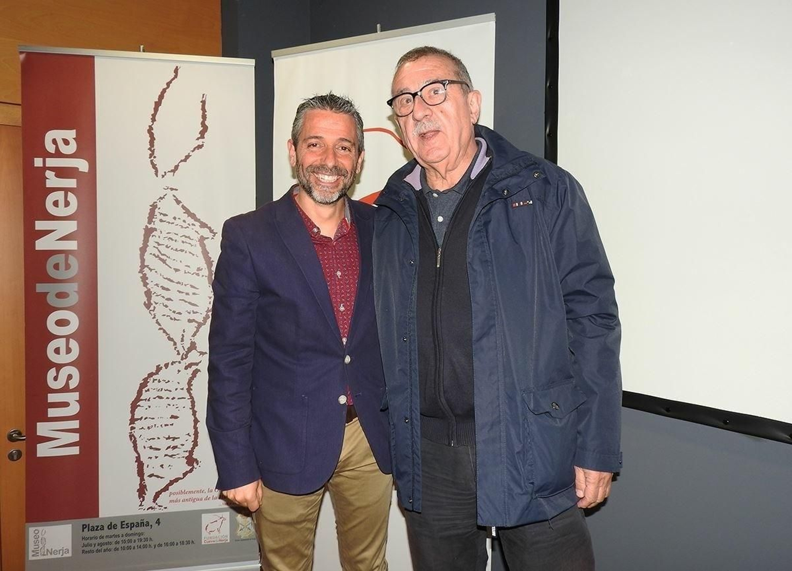 El director del Museo de Nerja, Juan Bautista Salado, a la izquierda de la fotografía.