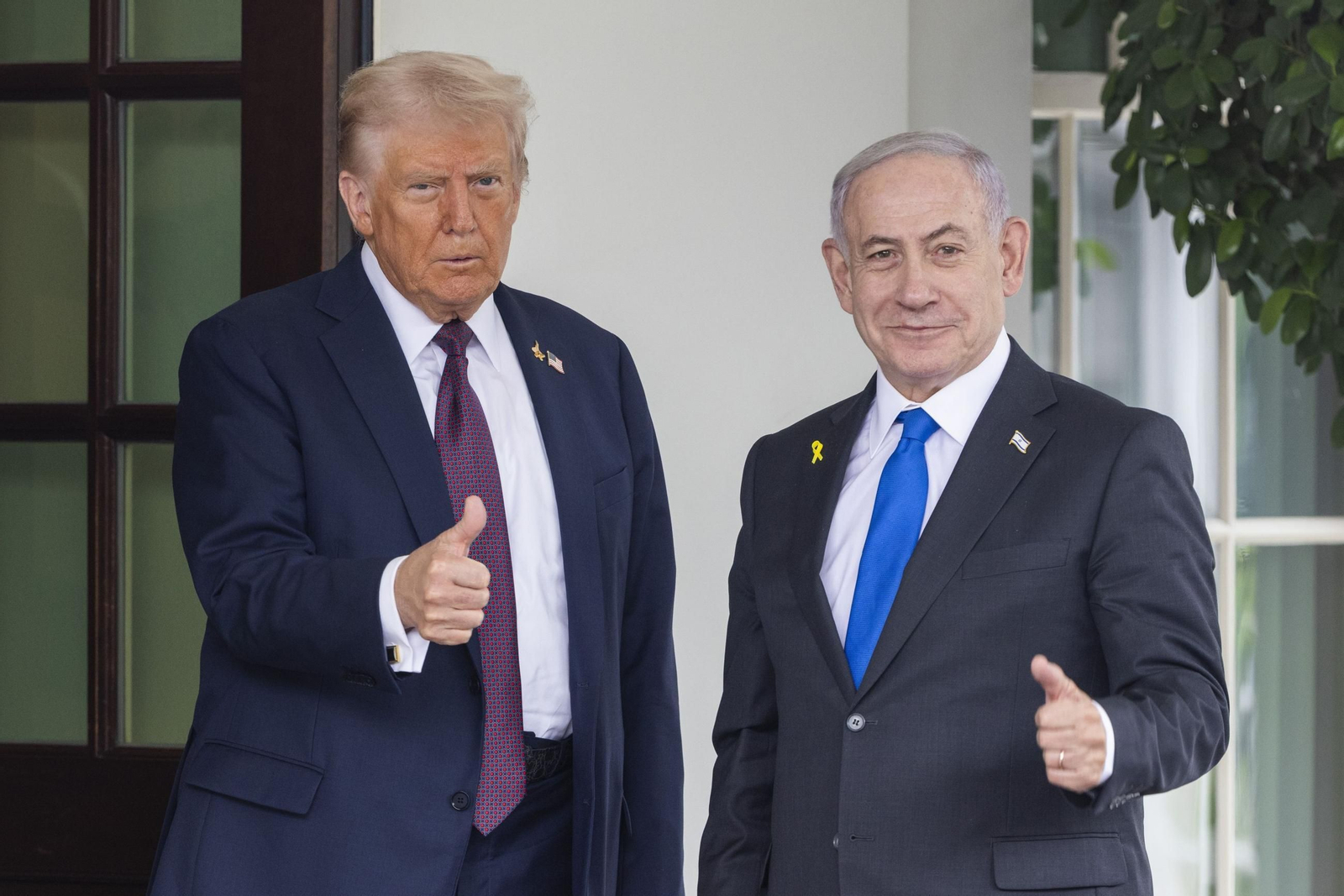 El presidente de Estados Unidos, Donald Trump y el primer ministro de Israel, Benjamin Netanyahu, posan en el Ala Oeste de la Casa  Blanca  en Washington, DC.