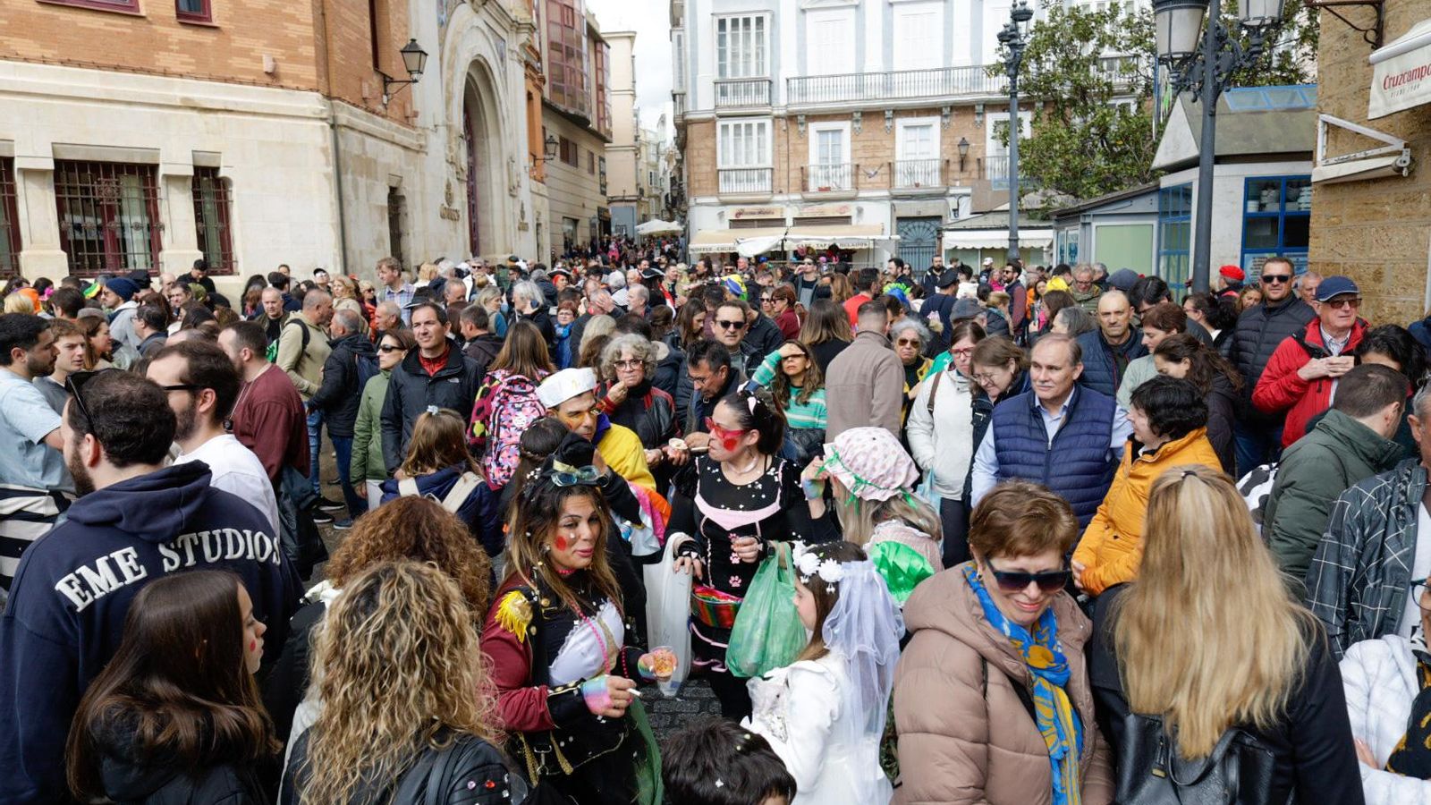 Las mejores imágenes del primer domingo de Carnaval de Cádiz