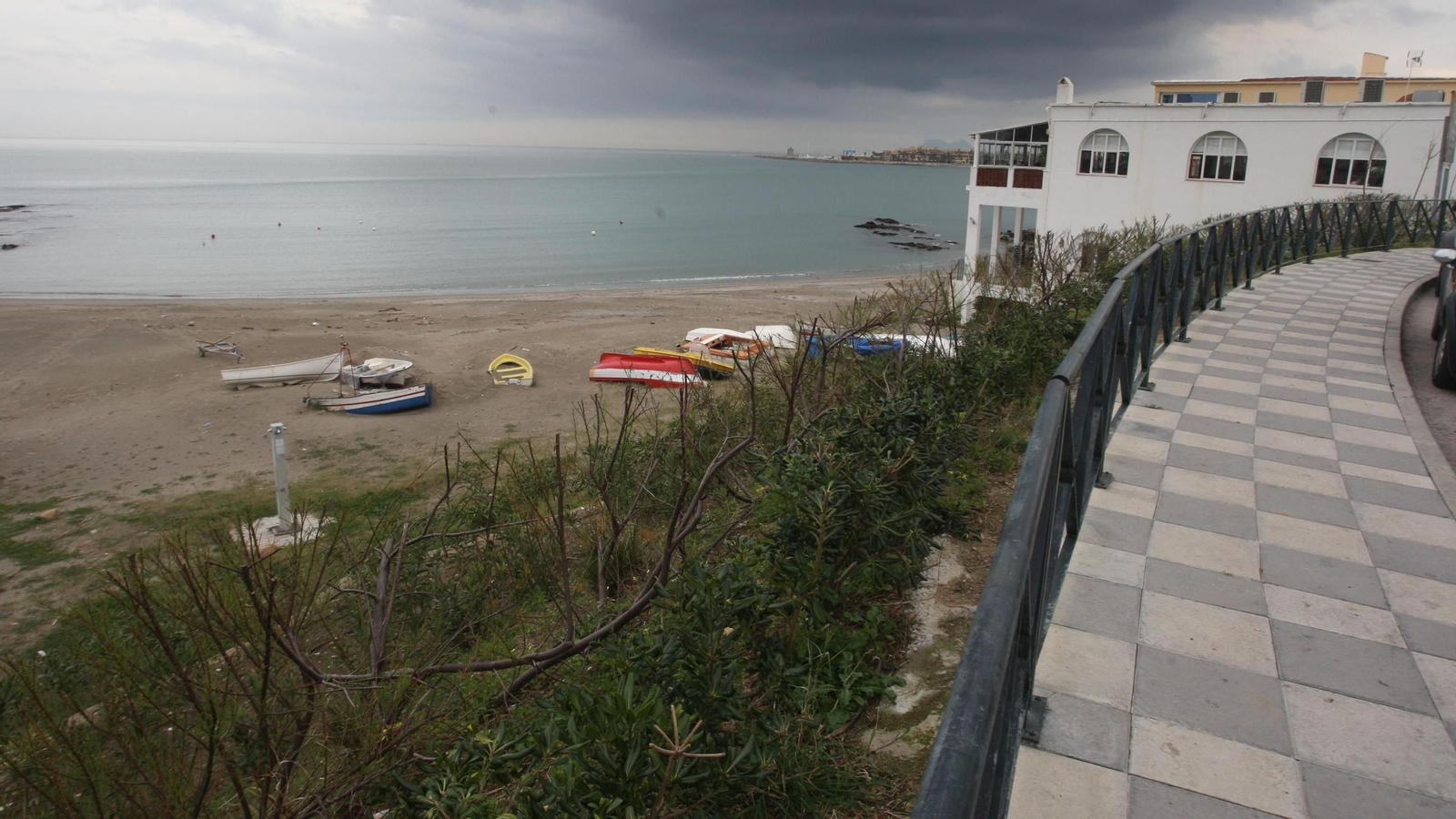 Paseo marítimo junto a la playa de Torreguadiaro.