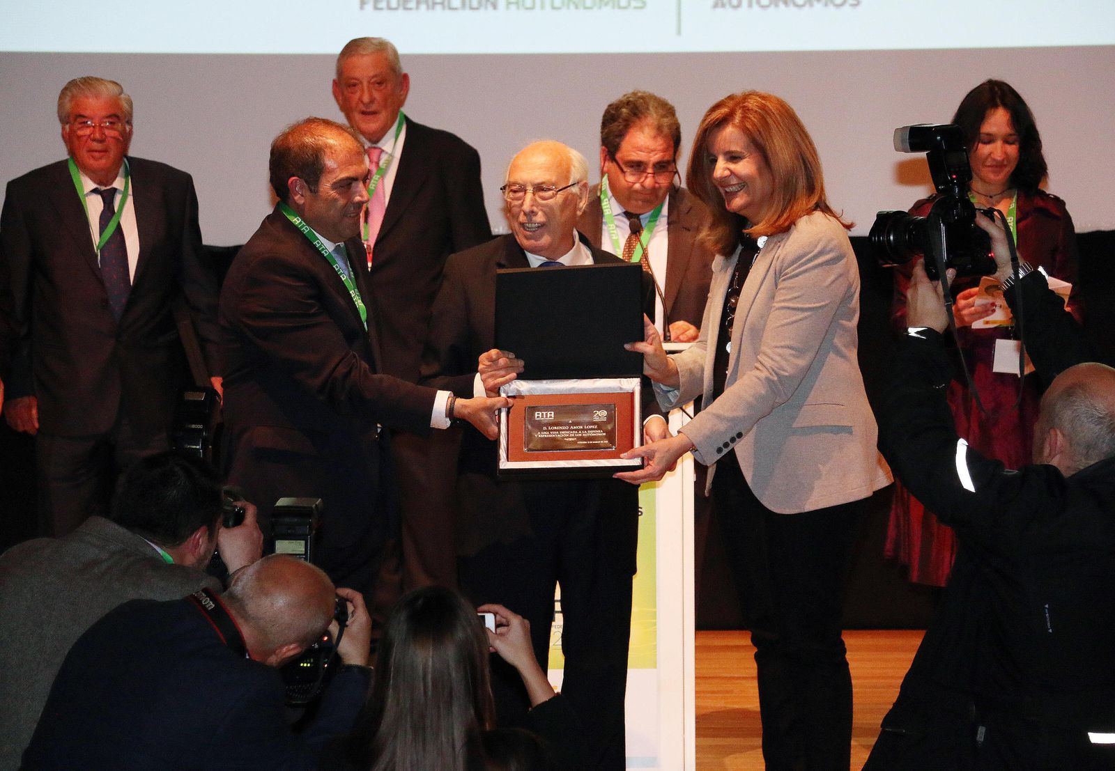 Lorenzo Amor, durante su nombramiento como presidente de Honor de ATA, junto a la ministra Fátima Báñez.