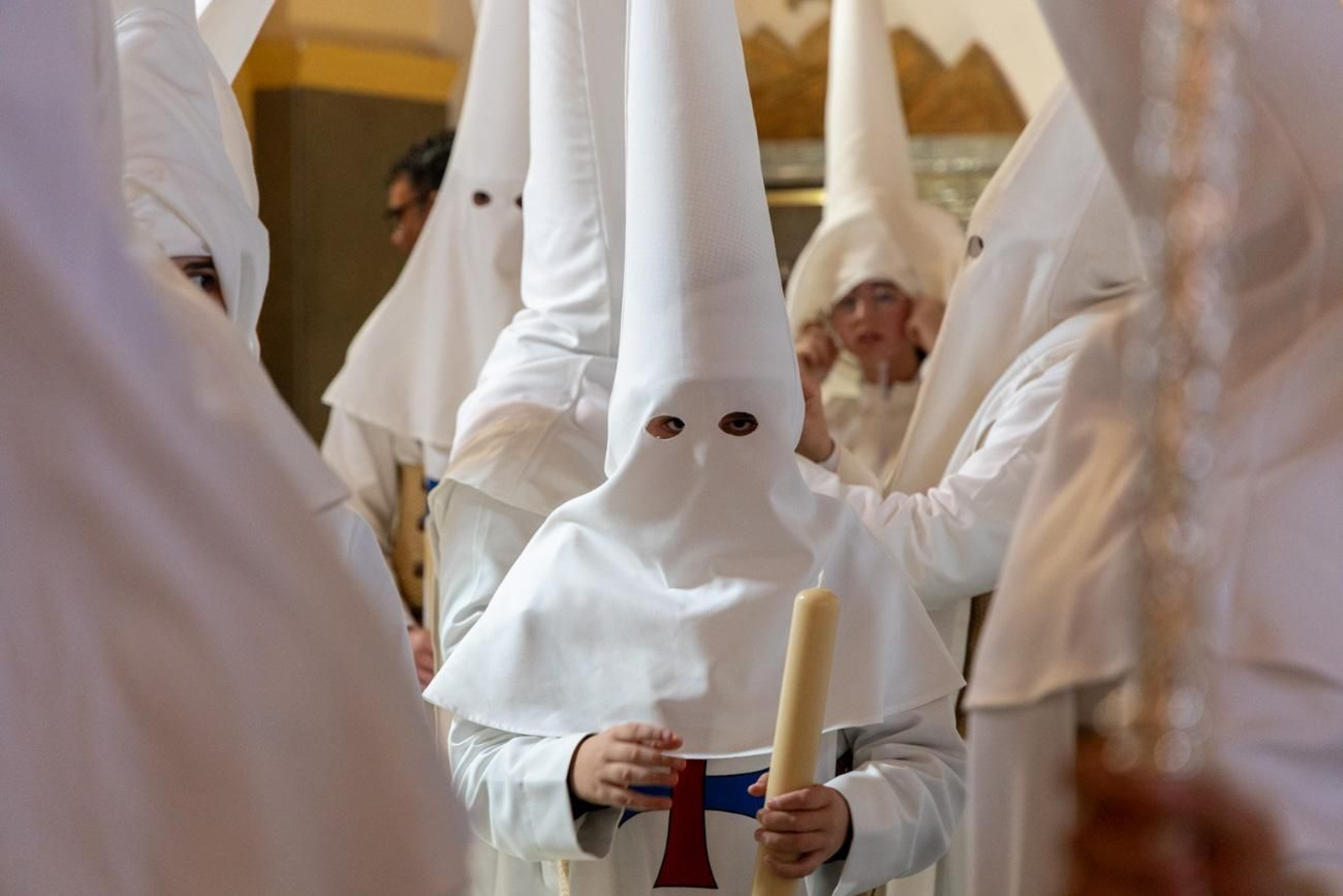 El Miércoles Santo inicia la tarde con los nazarenos trinitarios del barrio de Santa Isabel