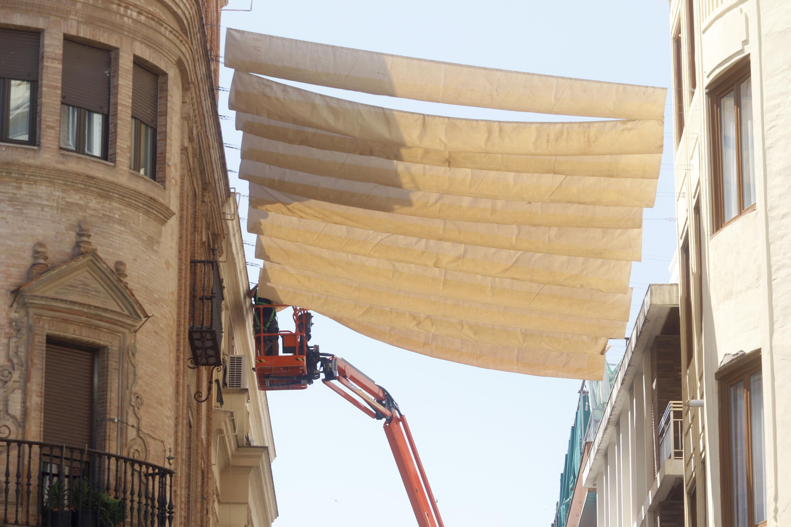 Instalación de toldos en la calle Jesús y María.