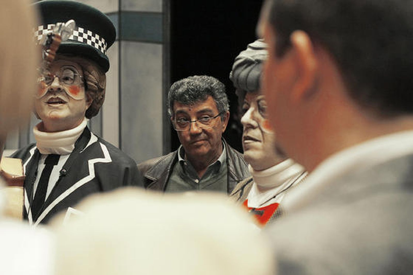 Joaquín Quiñones sigue entre bambalinas la actuación de su comparsa ‘Los peleles del XXI’.

Foto: Julio Gonzalez