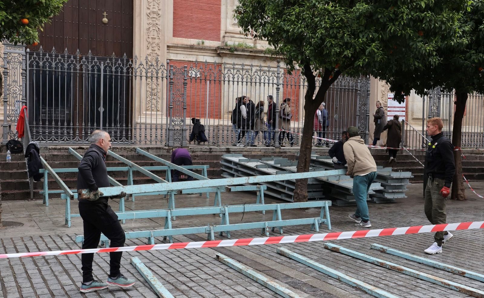 Arranca el montaje de esta estructura tan señalada para los cofrades
