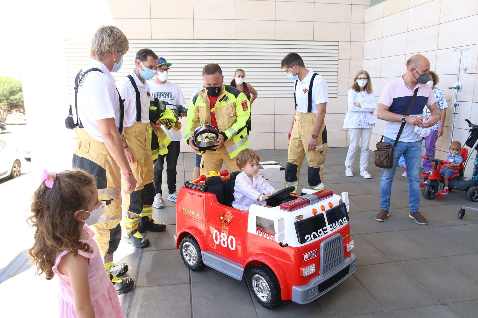 Fotogalería los bomberos de Almería regalan un cochecito eléctrico y camisetas a los niños hospitalizados de Torrecárdenas
