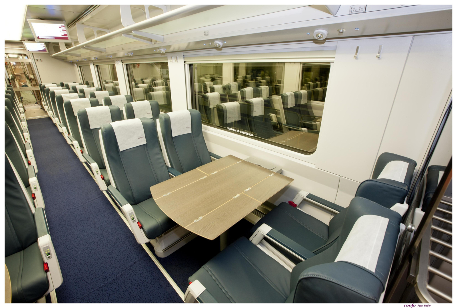 Interior de uno de los coches de la serie VI de Talgo.