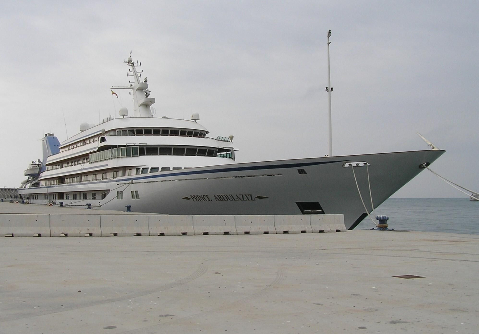 El yate real de Arabia Saudí llega al puerto de Málaga