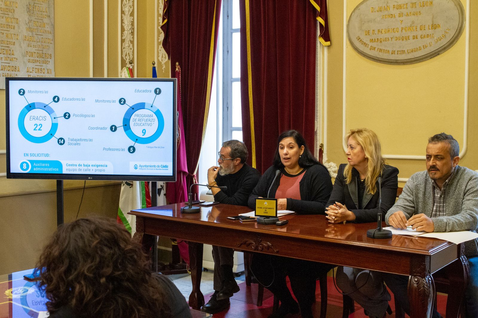 La concejala de Asuntos Sociales, Ana Fernández, explica el refuerzo de personal en esta delegación.