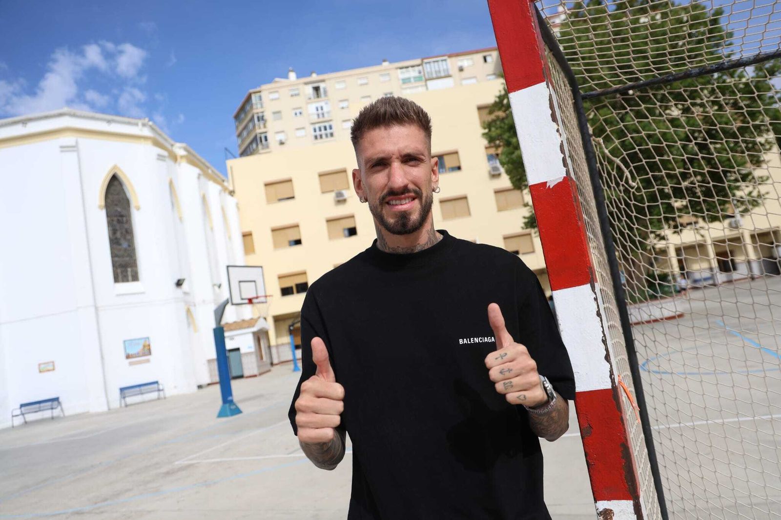 Castillejo posa en su antiguo colegio.