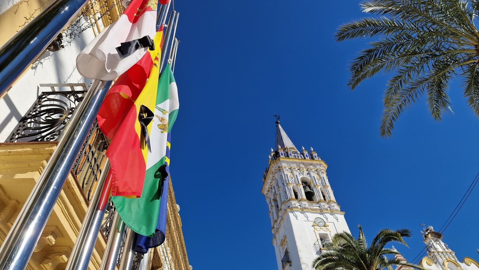 Luto y banderas a medias asta en La Palma del Condado.