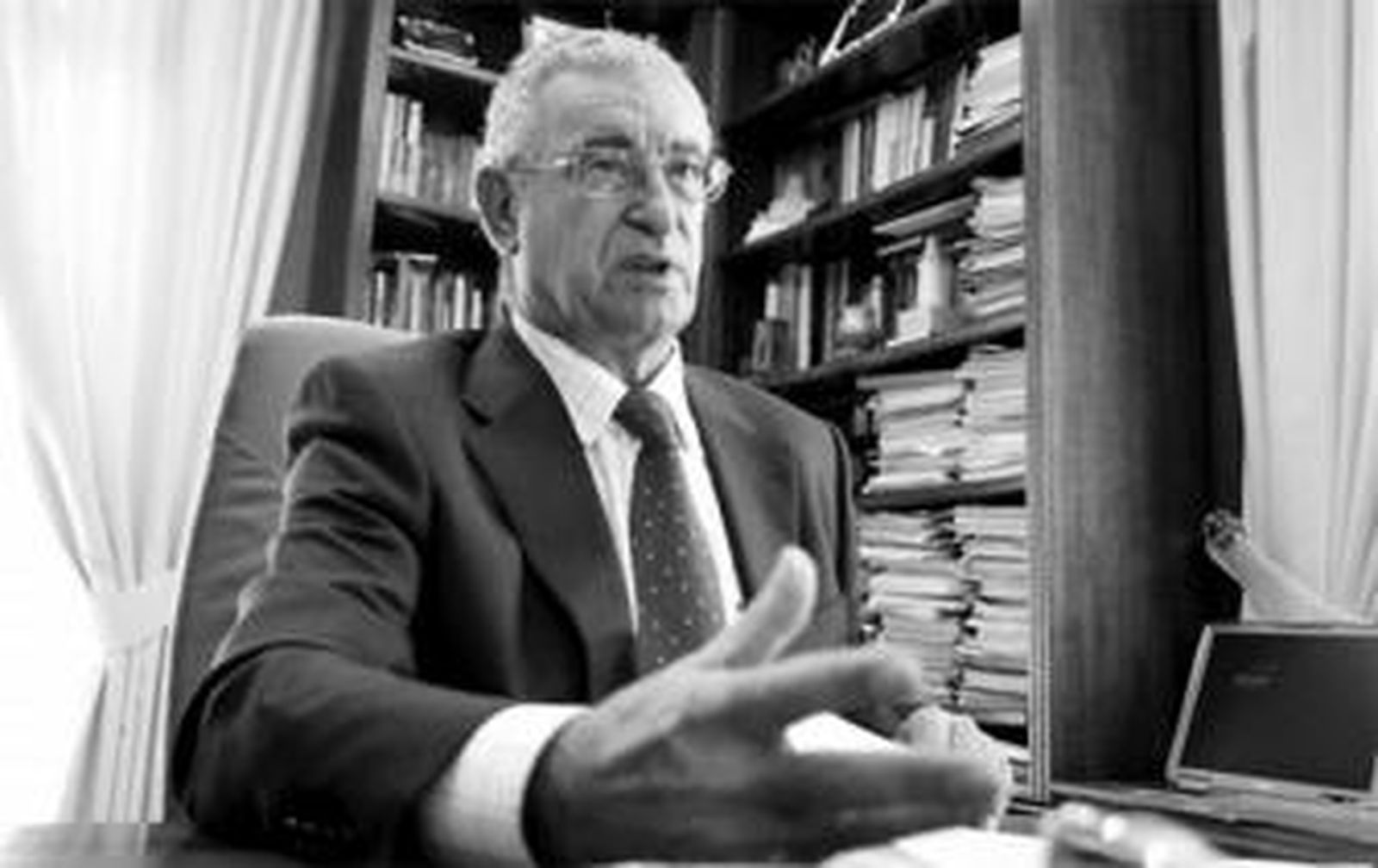 Luis de la Maza, en su despacho en la calle Tomás Heredia, durante la entrevista.