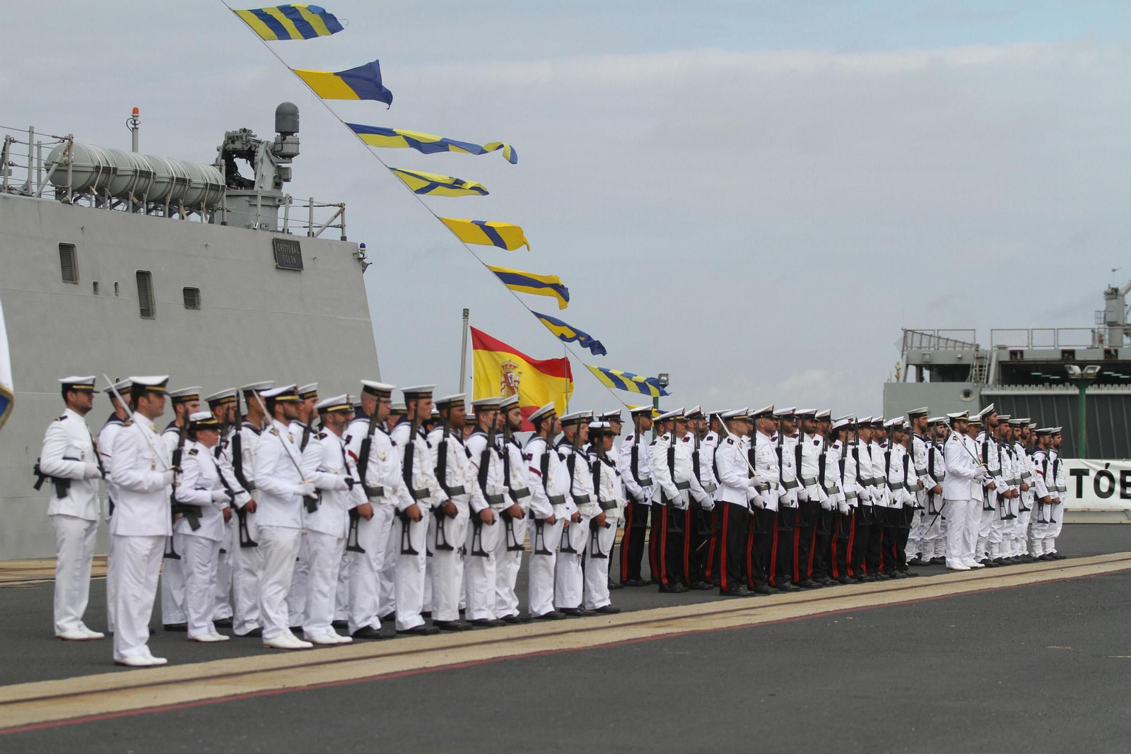 Entrega de la bandera de combate a la fragata Cristobal Colón