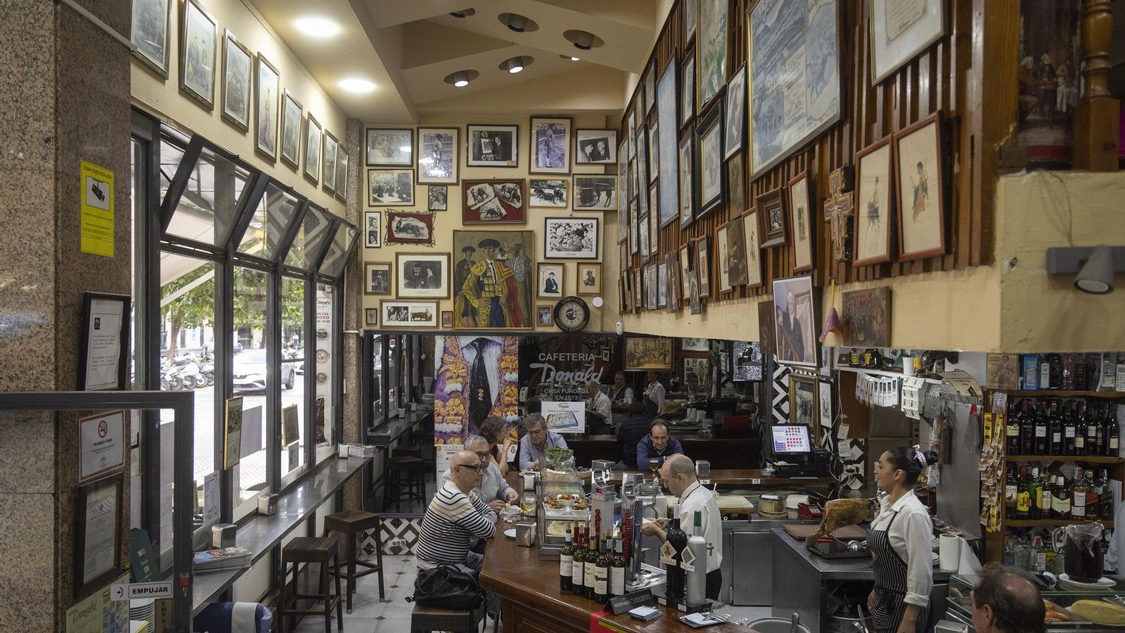 Interior de la Cafetería Donald de Sevilla.