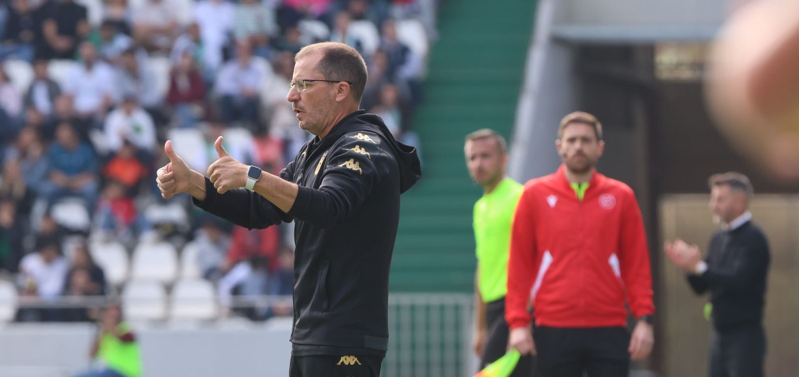 José Juan Romero hace indicaciones durante el partido de la primera vuelta en Córdoba.