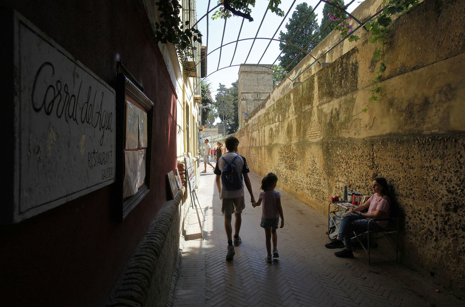 El callejón del Agua a la altura del restaurante Corral del Agua, límite con el Alcázar.