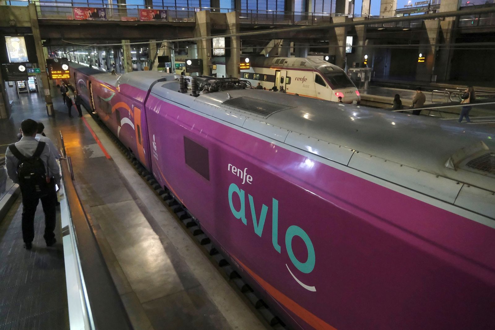 Los trenes Avlo comienzan a circular por Córdoba, en imágenes