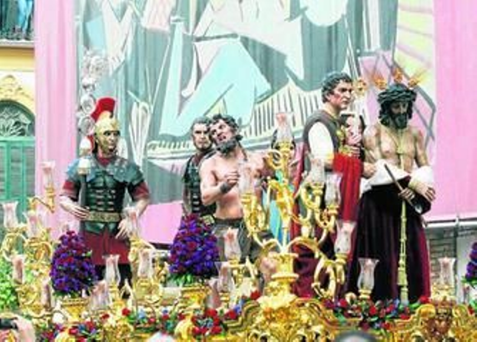 El grupo escultórico de la Humildad, a su paso por la Plaza de la Merced.