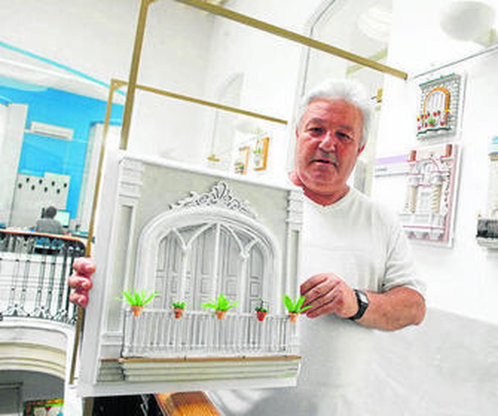Juan Santos muestra uno de sus balcones en miniatura.