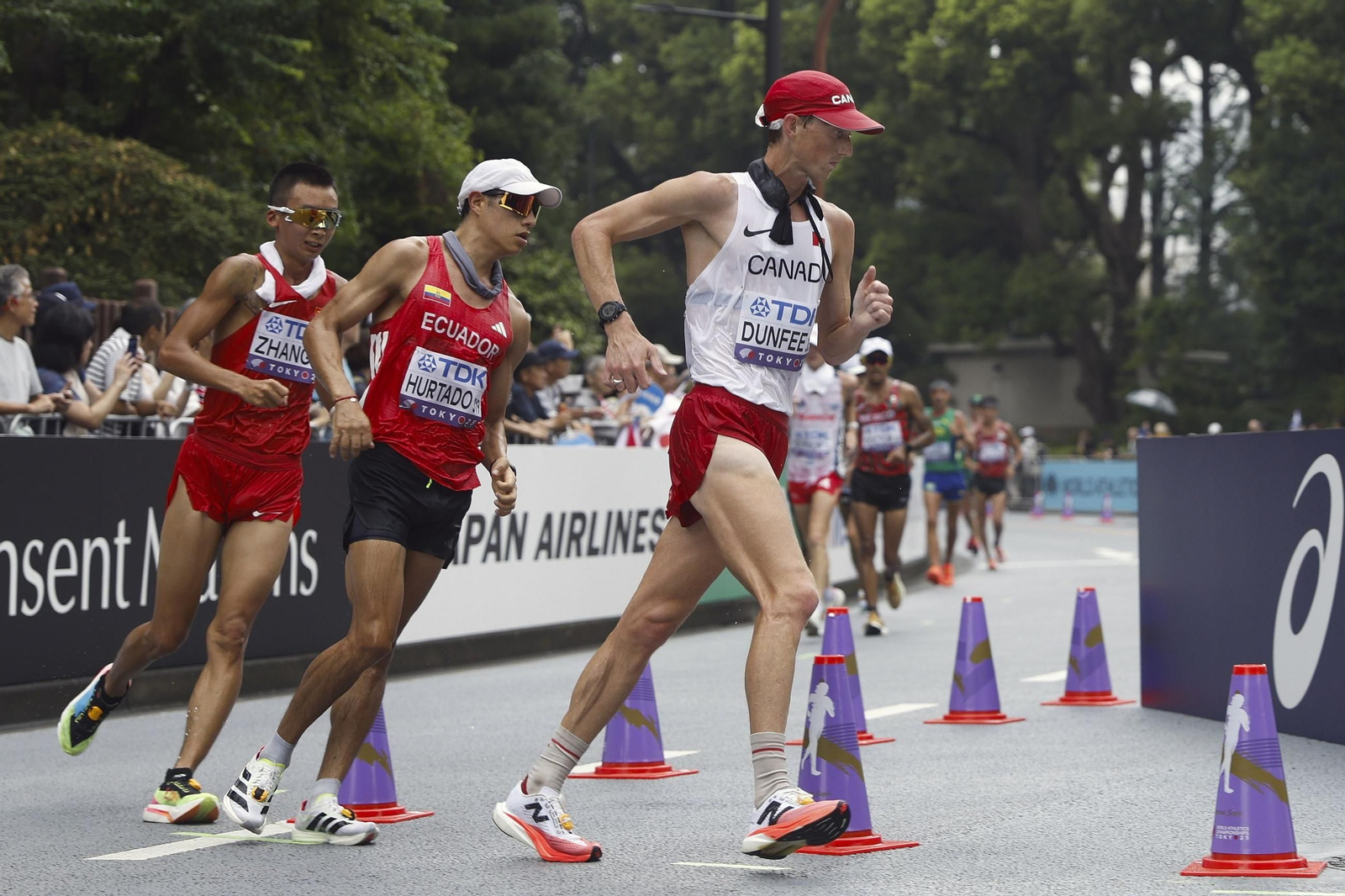 El canadiense Evan Dunfee, durante la prueba en Tokio.