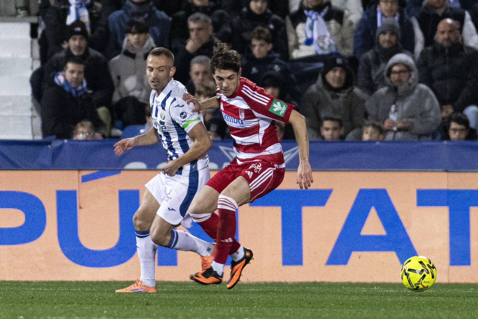 Una acción del partido jugado por el Granada este viernes en Leganés