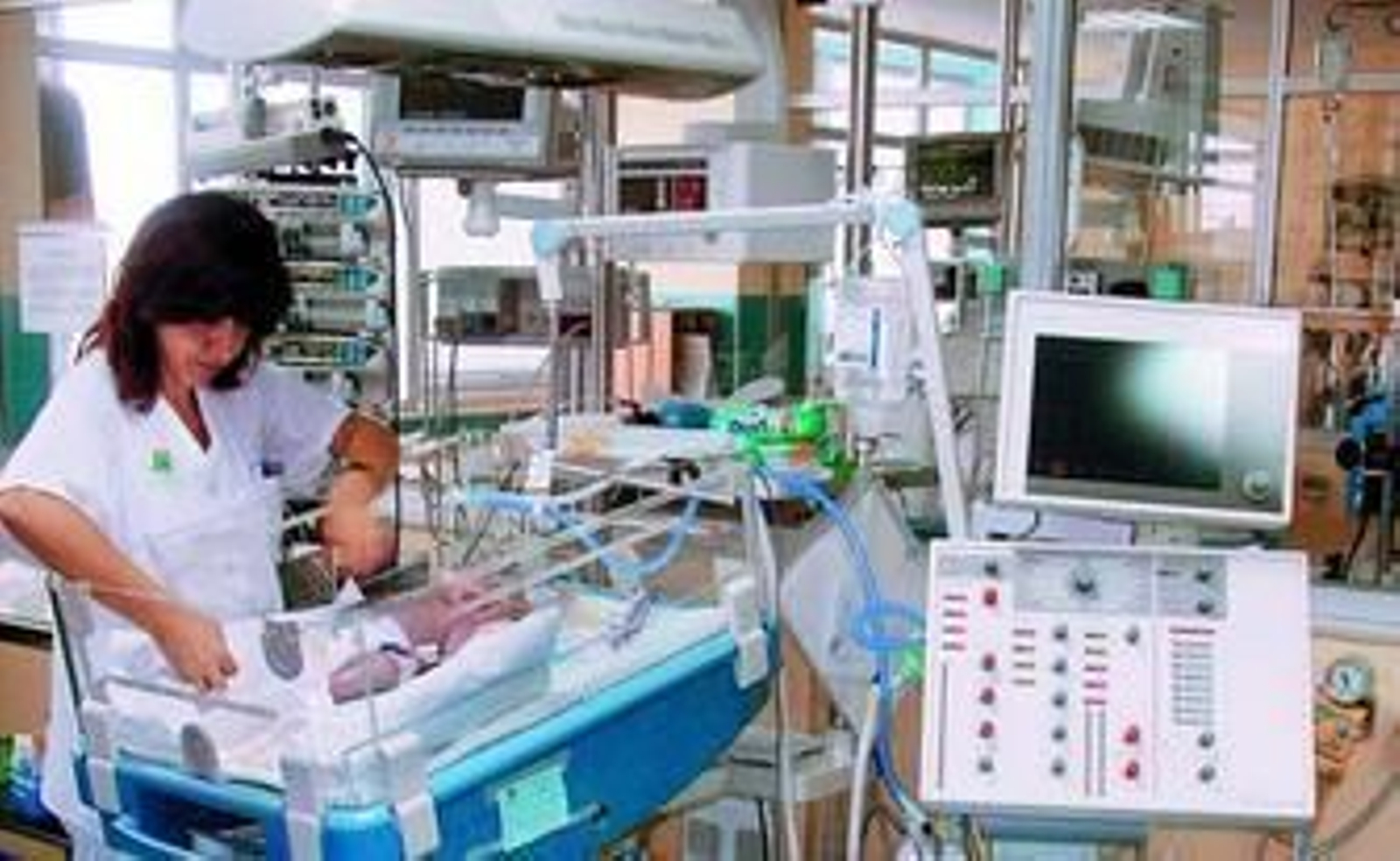Una doctora atiende a un bebé en la unidad de neonatología del Hospital Virgen del Rocío. Una doctora atiende a un bebé en la unidad de neonatología del Hospital Virgen del Rocío.