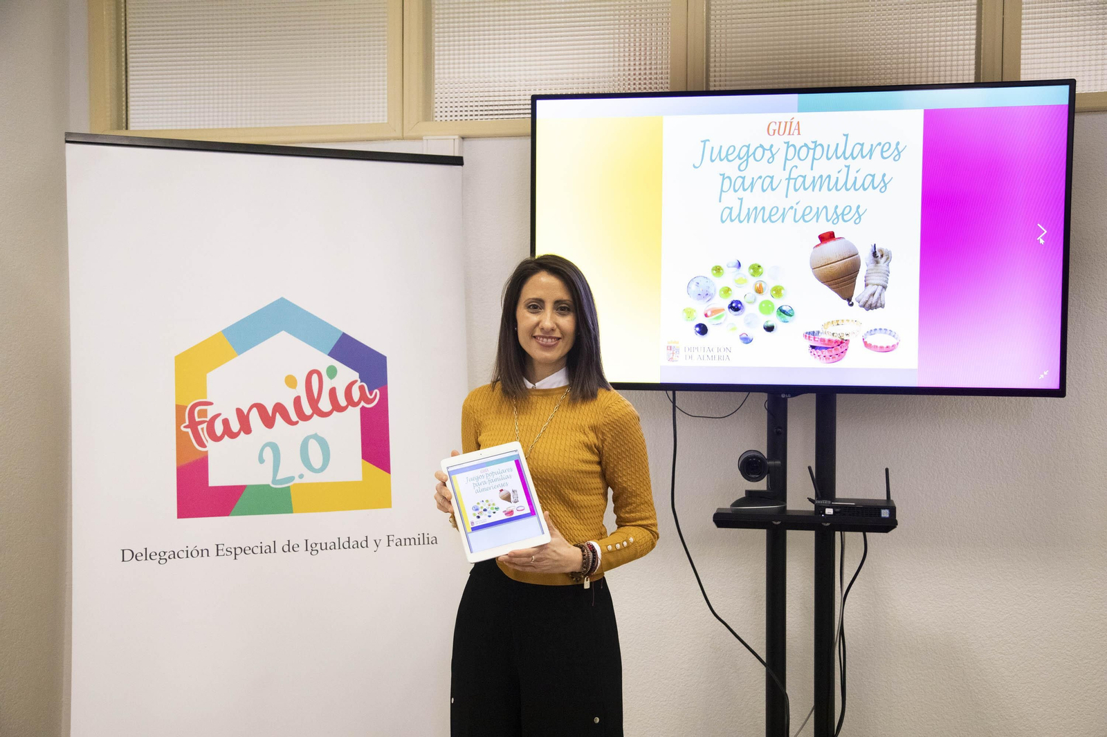 Carmen Belén López con la nueva guía de juegos.