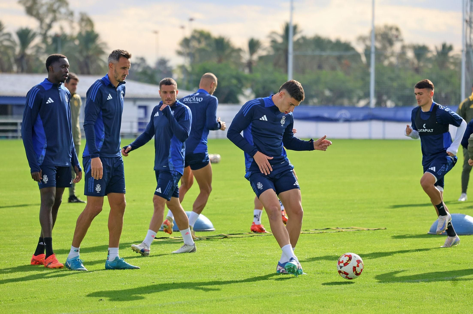Los jugadores del Recre preparan un partido en la Ciudad Deportiva.