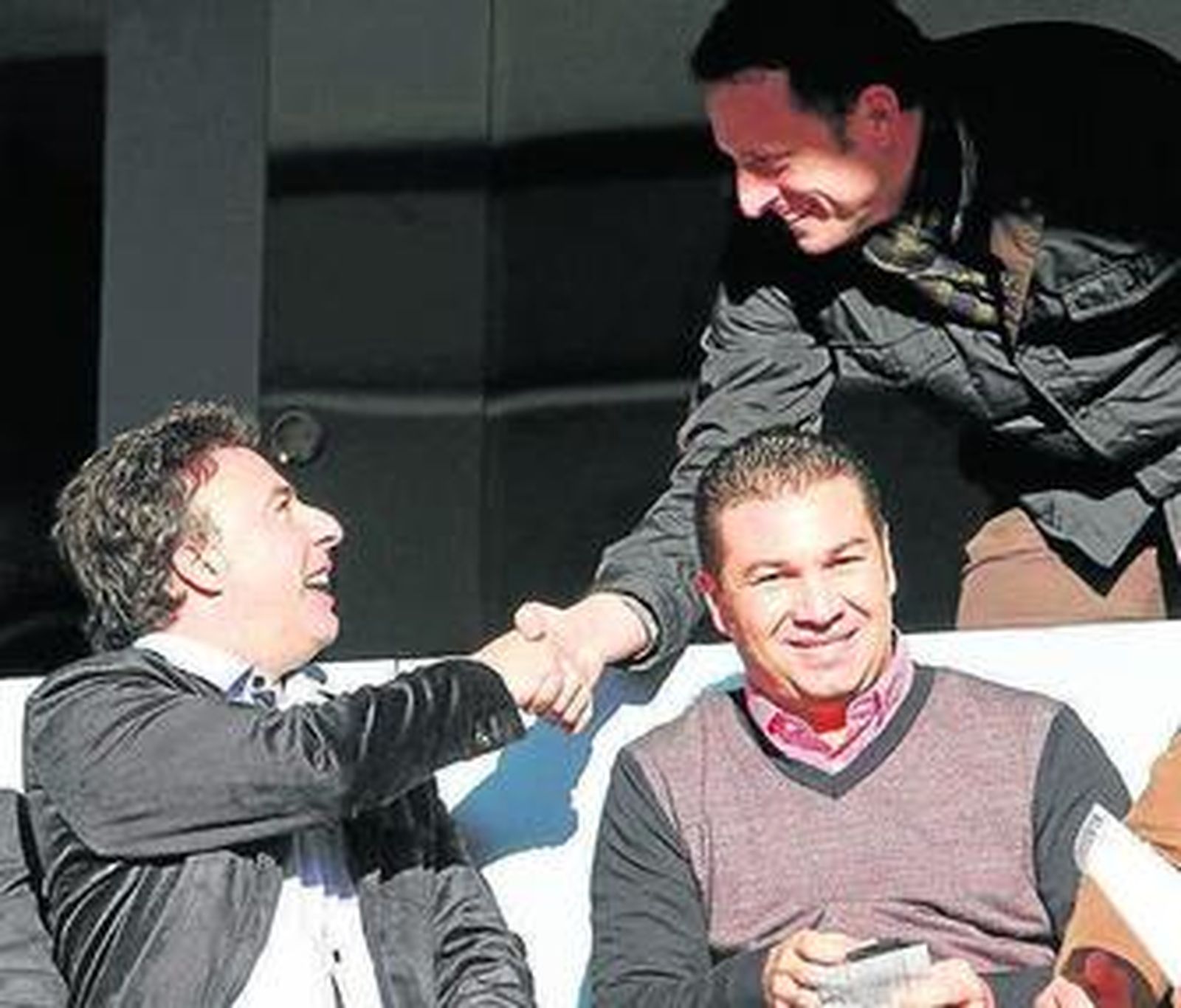 Pina (i) saluda a Alejandro Varela en presencia de Cordero.