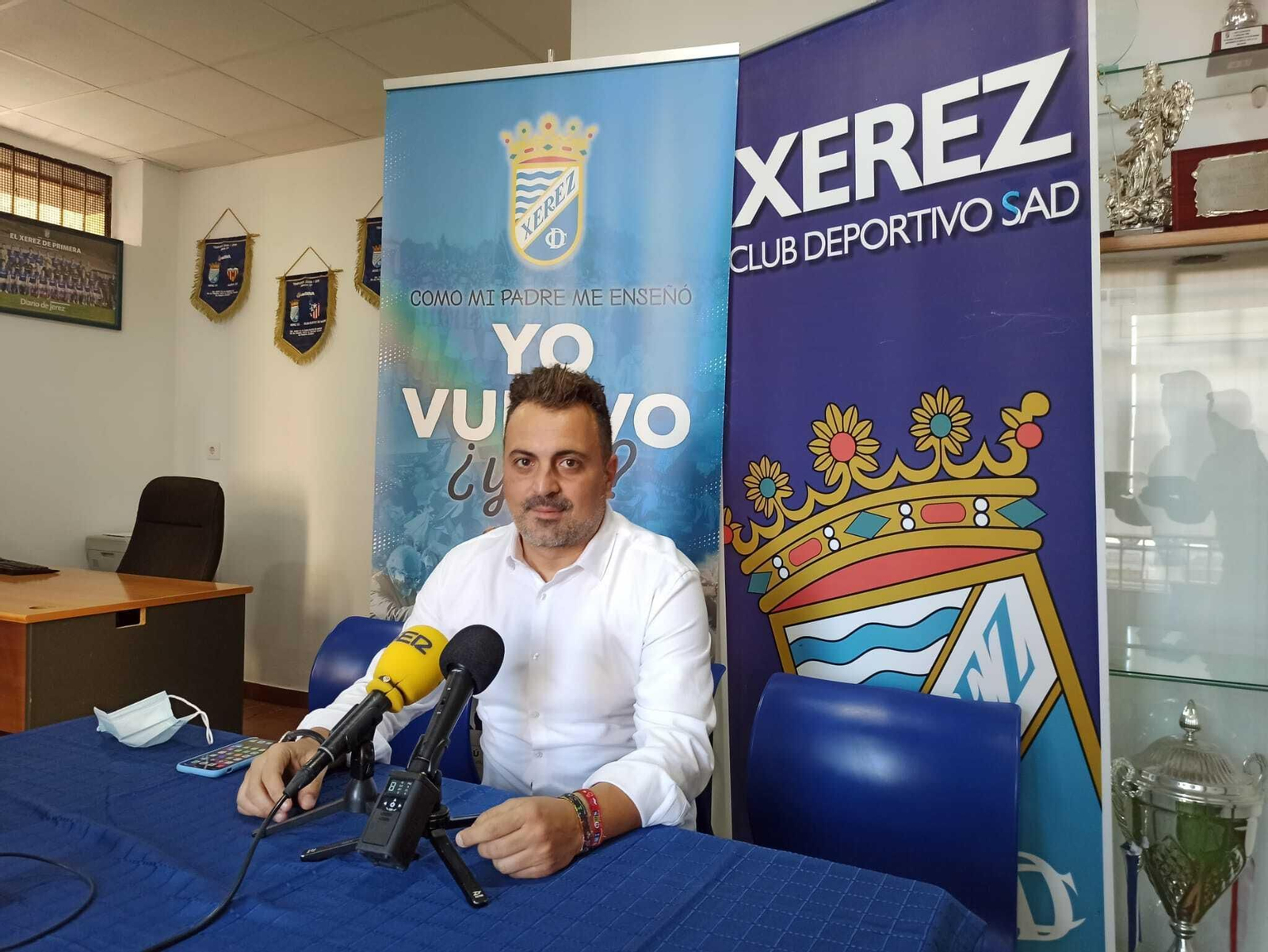 Joaquín Poveda, técnico del Xerez CD, en la rueda de prensa celebrada en la sede del club.