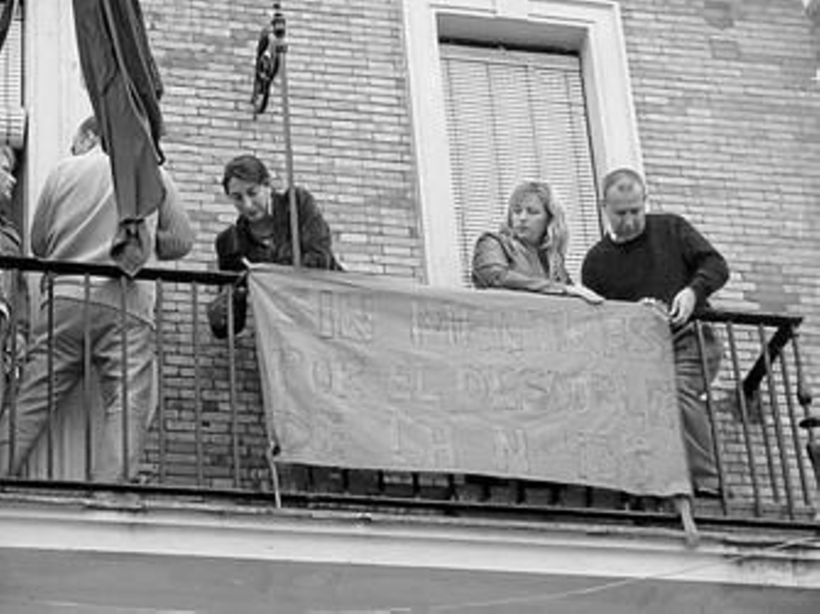 Miembros del PP en Valverde reivindican la N-435 con una pancarta.